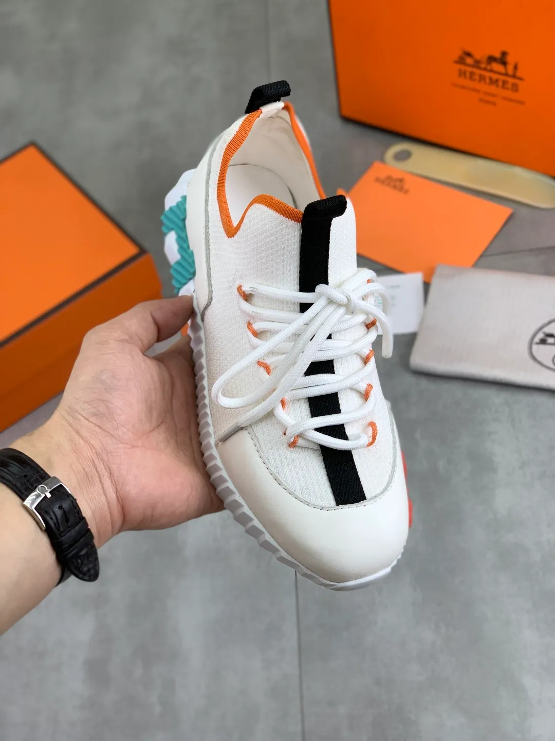 Men's men's shoes 💰P580 New model Top version Original order Hermes Men's Drift Sneaker Summer new casual sports shoes Original purchase, development, production H family men's classic series, technical breathable fabrics with cowhide, casual sports shoes, casual shoes, sports dad shoes combine high-tech breathable materials and cowhide, H family exclusive button decoration on the side. The outsole is full of H italic design and bright colors to show vitality and continue the brand design inspiration. Stroll around the city lightly and feel free and comfortable. Delivered in exquisite packaging 🛍📦 ▪️Fabric: original customized breathable material + first-layer cowhide ▪️Inner: cowhide feet ▪️Outsole: molded and evacuated PU+TPU material ▪️Size: 35-45 Multiple colors available Premium packaging